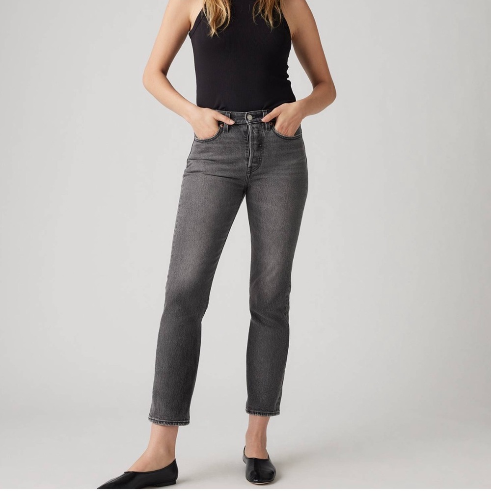 Levi's Women's Premium Black Wedgie Straight Leg Jeans size 28